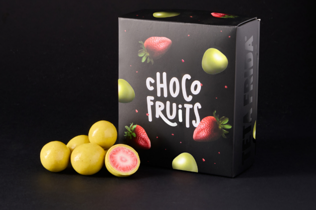 premium Choco fruits Ganze Erdbeeren in weißer Schokolade mit Pistazien