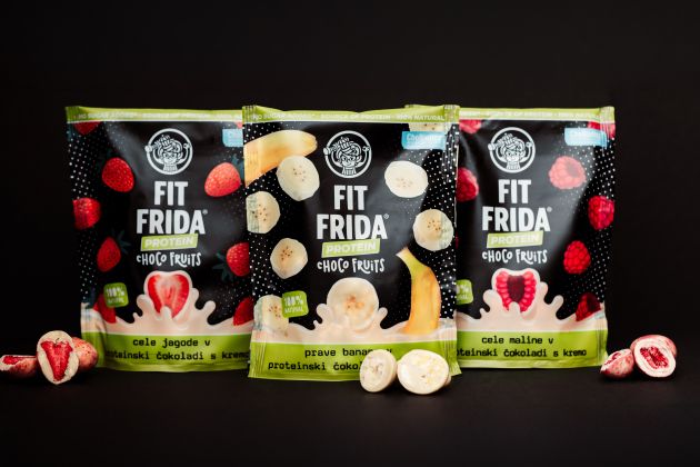Choco fruits Cele maline v proteinski beli čokoladi s kremo