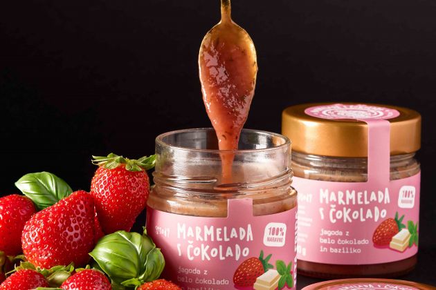 Erdbeermarmelade mit weißer Schokolade und Basilikum