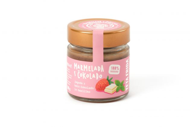 Erdbeermarmelade mit weißer Schokolade und Basilikum