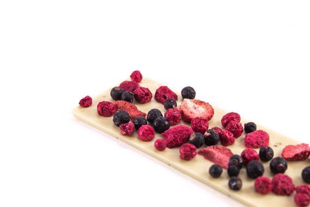 Weiße Schokolade mit schwarzen und roten Johannisbeeren, Erdbeeren und Himbeeren