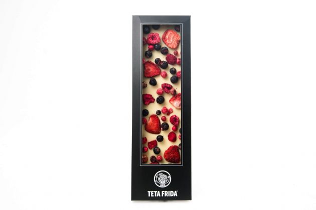Weiße Schokolade mit schwarzen und roten Johannisbeeren, Erdbeeren und Himbeeren