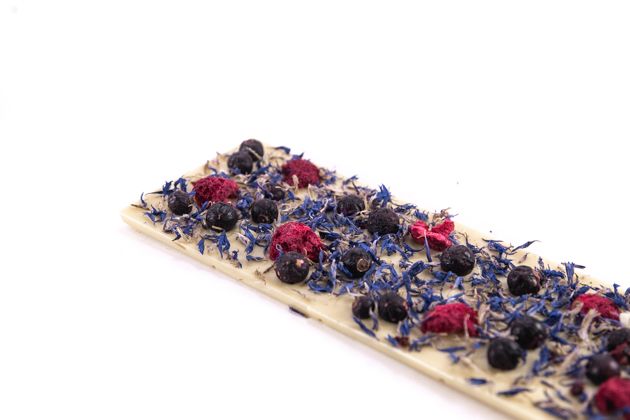 Weiße Schokolade mit blauen Blüten, Himbeeren und schwarzen Johannisbeeren
