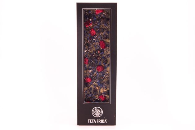 Weiße Schokolade mit blauen Blüten, Himbeeren und schwarzen Johannisbeeren