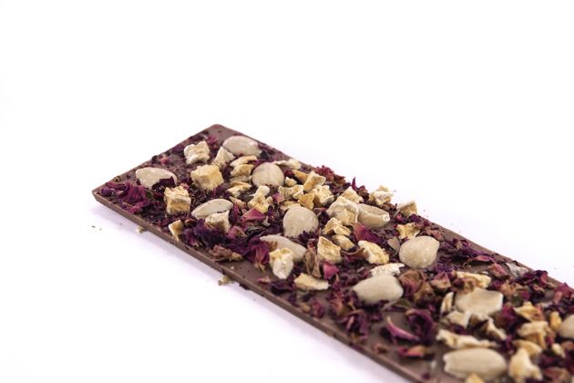 Milchschokolade mit Mandeln, Pfirsich und Rosenblüten