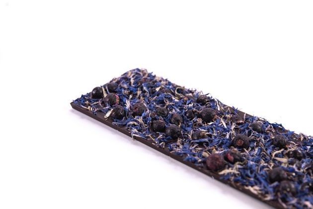 Zartbitter Schokolade mit schwarzen Johannisbeeren und blauen Blüten