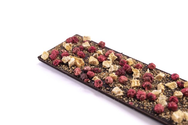 Zartbitter Schokolade mit Pfirsich, roten Johannisbeeren und Orangenschale