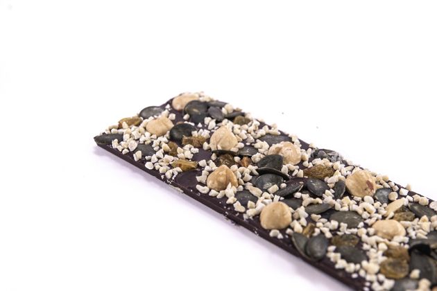 Zartbitter Schokolade mit Kürbisskerne, Haselnüssen, Mandeln und Rosinen