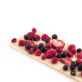 Weiße Schokolade mit schwarzen und roten Johannisbeeren, Erdbeeren und Himbeeren