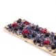 Weiße Schokolade mit blauen Blüten, Himbeeren und schwarzen Johannisbeeren