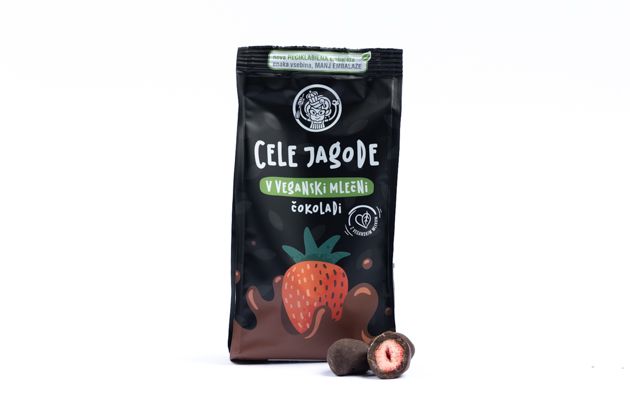 Ganze Erdbeeren in veganer Schokolade