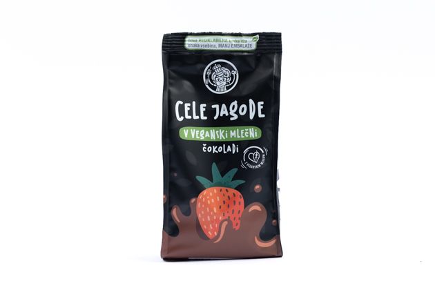 Ganze Erdbeeren in veganer Schokolade